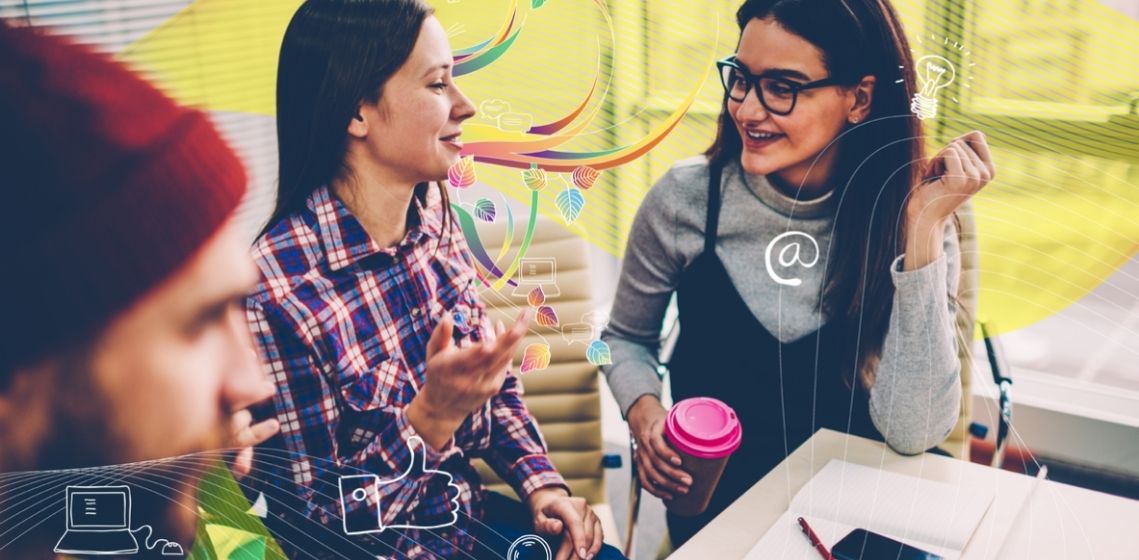 Profissionais colaboram em uma conversa de comunicação e estratégia
