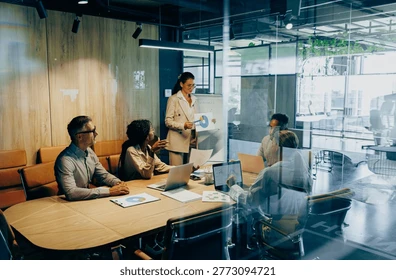 Liderança apresentando ideias a uma equipe em uma sala de reunião